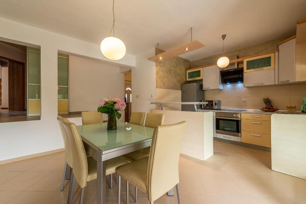 Fully equipped kitchen with oven and dining table for six
