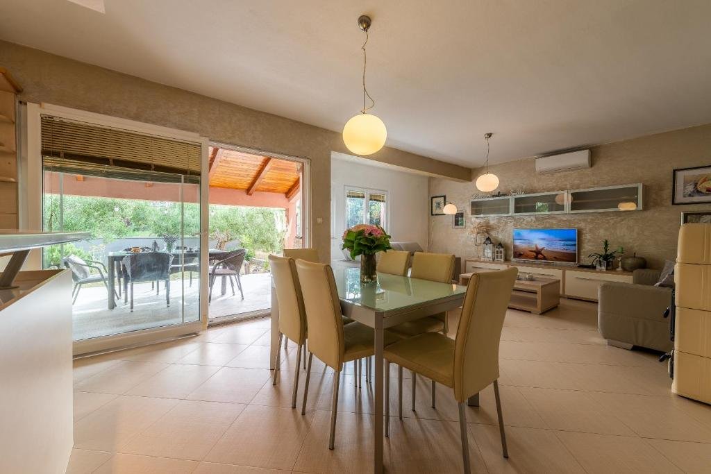 Open-plan living and dining area with glass doors to the terrace